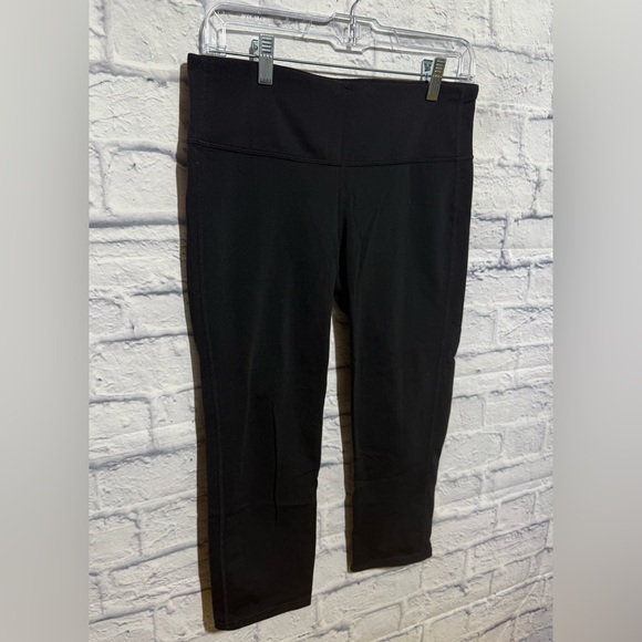 Women’s Black Athleta Cropped Leggings - Picture 3 of 5